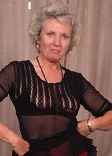 Reife Dame auf Erkundungstour